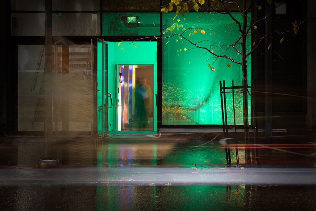 Malvan sivuovi Päijänteenkadulla valaistuna vihreäksi.