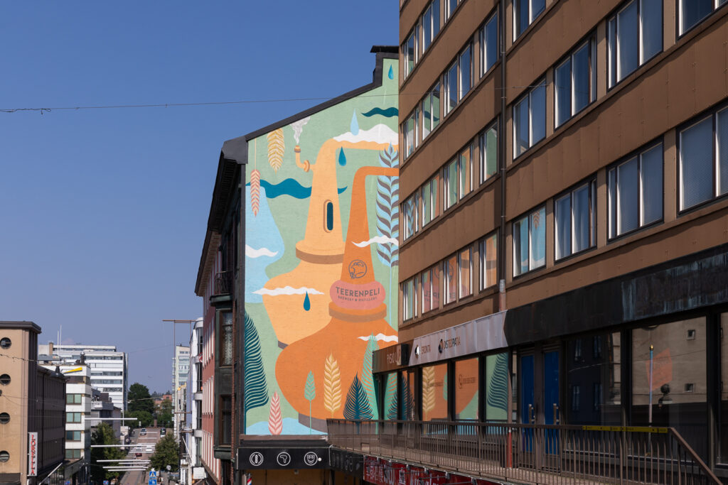 Katunäkymässä talon sivu, johon maalattu värikäs muraali.