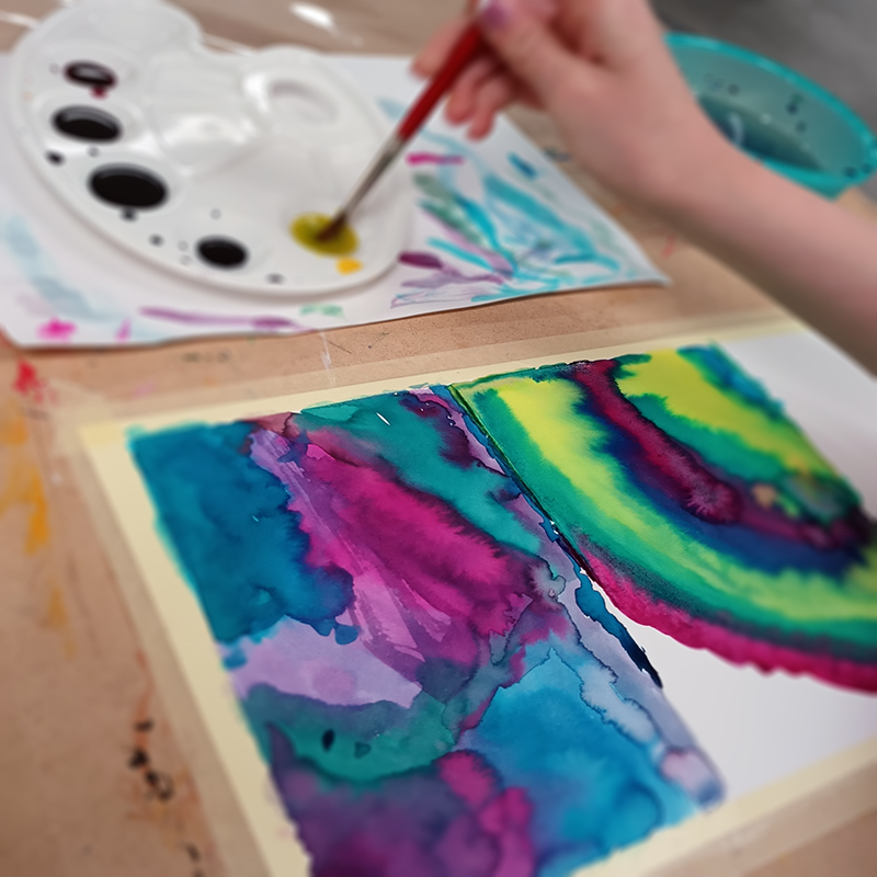 Kuvassa maalataan vesiväreillä paperille.