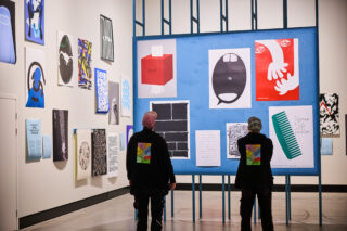 Julistetriennalen julisteita esillä Helsinki Design Weekillä 1.–15.9.2025