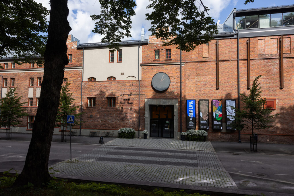 Malski-keskus ja Malvan pääsisäänkäynti kuvattuna Päijänteenkadulta.