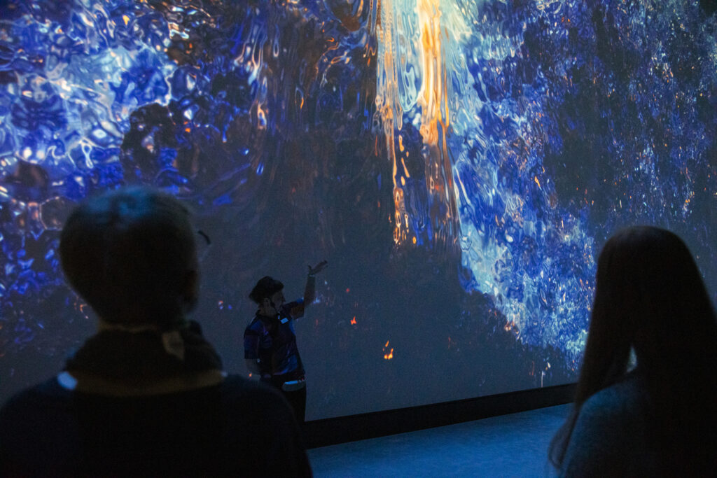 Malvan Valogalleria ja taustalla Ahto-teos.