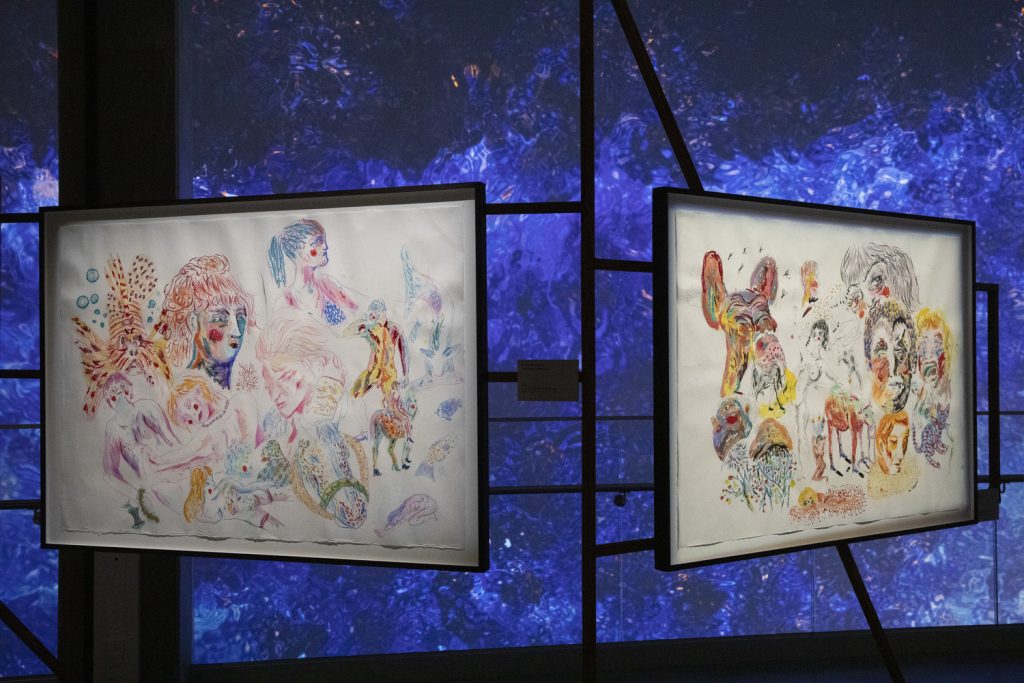 Kaksi isoa Boumjimarin piirrosta telineessa Valoparvella. Taustalla näkyy Ahto-teos.