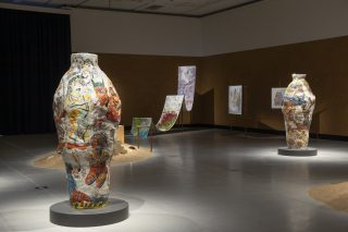 Karim Boumjimarin näyttelyssä nähdään villejä hahmoja ja rituaalista energiaa 