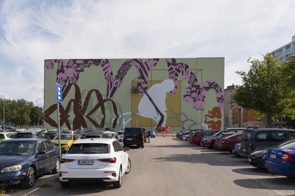 Heidi Katajamäen ja Veera Inkerin tekemä muraali Rantavesien haaveilija Ranta-Kartanon pysäköintitalon luoteen puoleisella julkisivulla.