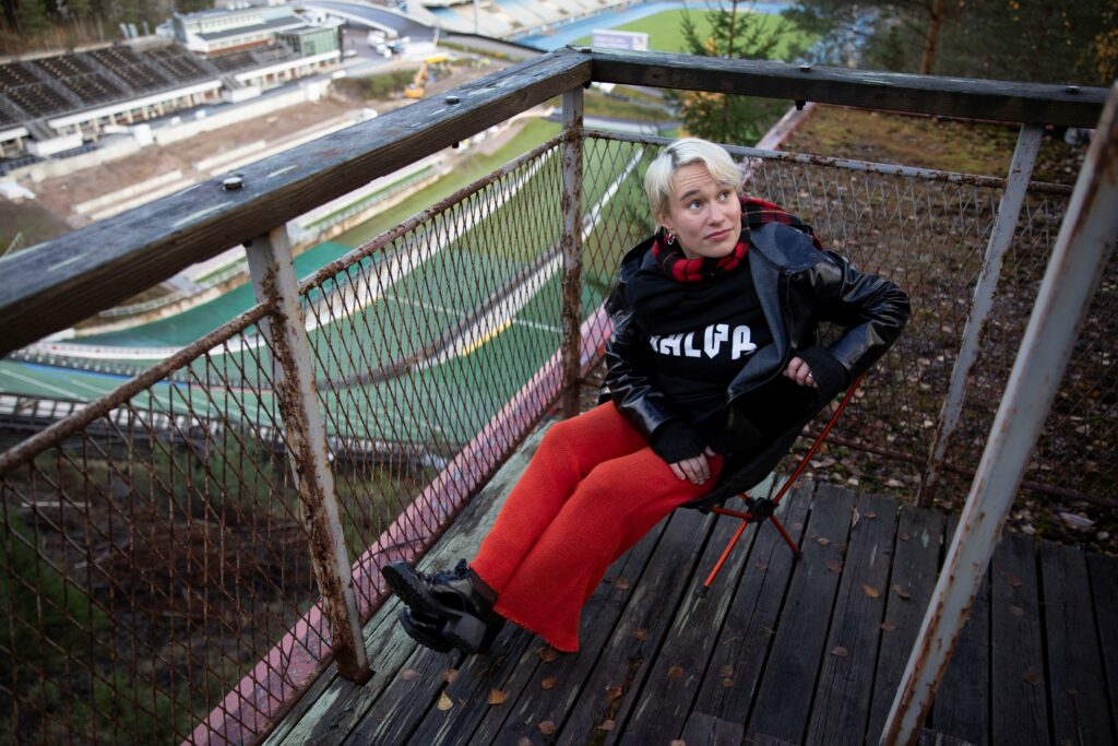 Lotta Aulamo kuvattuna Lahden urheilukeskuksen hyppyrimäillä. 